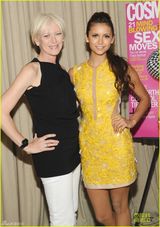 组图：吸血鬼女星妮娜-杜波夫穿性感裸背镂空装