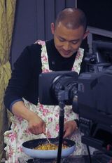 幻灯图：聂远碎花女仆装 “公开”炒饭伺候老婆