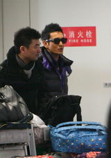 高清组图：黄晓明离京心情好 爽快收礼显随和