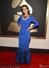 组图：56届格莱美红毯 泰勒透视麦当娜反串绅士