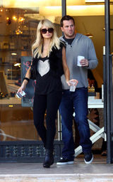 幻灯图集：帕丽斯希尔顿和男友外出 黑色系装扮