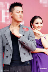 组图：林峰冒酷暑出席活动 不顾形象狂擦汗