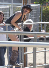 组图：MJ爱女帕丽斯与生母同游 热裤秀美腿