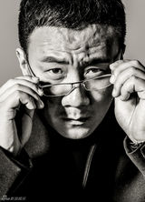 组图：胡军黑白写真棱角分明酷劲十足