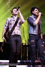 高清组图：美偶选手洛杉矶开唱 兰伯特与艾伦琴瑟和鸣