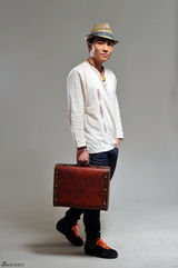 组图：刘小辉帅气写真 尽显绅士魅力