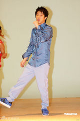 幻灯图：房祖名为新歌拍摄MV 搞怪耍酷大跳踢踏舞