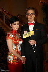 组图：袁莉婚礼晚宴着旗袍喜庆 外籍老公帮开车门