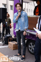 组图：柳承龙李真旭宣传《标靶》系围裙磨豆浆