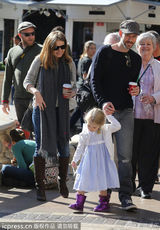 组图：艾米-亚当斯当街湿吻老公 爱女金发甜美