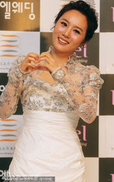 组图：韩国女星李秀英幸福完婚 着透视蕾丝裙亮相