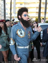 组图：《独裁者》男星开跑车亮相 美女贴身引围观