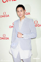 幻灯图集：阮经天艳福不浅 与三位名模一同代言