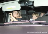 幻灯：贝克汉姆彪悍驾车儿子兴奋大笑 爱妻对镜梳妆
