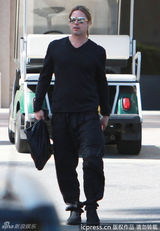 组图：朱莉术后皮特被狗仔围堵 眉头紧锁显沧桑