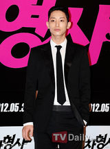 组图：姜至奂成宥利《车刑警》试映