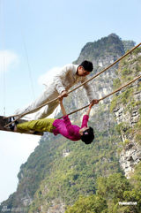 组图：叶璇李东学新戏秋千激吻 戏里戏外大秀恩爱