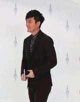 组图：贾乃亮空降无锡引粉丝围观 笑容显腼腆