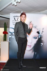 组图：金俊秀即将唱响香江 期待购物欣赏海景