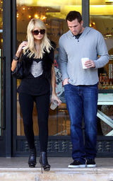 幻灯图集：帕丽斯希尔顿和男友外出 黑色系装扮