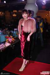 组图：金莎瘦身成功秀性感曲线欲转型