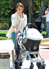 组图：杰西卡-阿尔芭全家野餐 女儿勾脖倒地表情囧