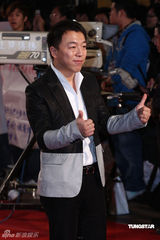 高清：《斗牛》剧组亮相红毯 黄渤摆pose信心足