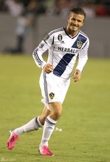 组图：贝克汉姆赛场出糗 偷摸私处被拍下