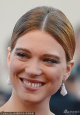 组图：《阿黛尔的生活》主创蕾雅-赛杜白裙亮相