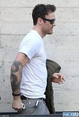 组图：梅根-福克斯休闲性感 与老公外出约会