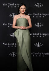 组图：巩俐红裙现身上海 避媒体不谈离婚