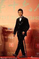 组图：上海电影节黄晓明现身显“帮主”霸气