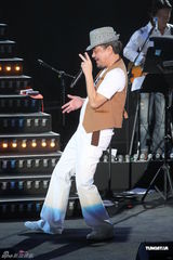 组图：陈升连续17年跨年开唱 蓄须纪念母亲收敛幽默