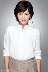 组图：曹曦文香肩红妆魅惑抢镜 柔美当道范儿足