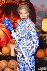 组图：吴卓羲宣传万圣节扮吸血鬼 高海宁险走光