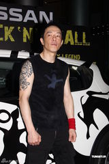 组图：黄贯中享受街头开唱 自曝彩排现突发状况