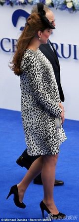 组图：凯特王妃下月将临盆 踩高跟鞋轻盈上楼梯