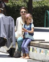 组图：杰西卡-阿尔芭全家野餐 女儿勾脖倒地表情囧