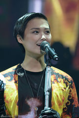 组图：李宇春上海开唱遭男舞者抱 父母首度现身