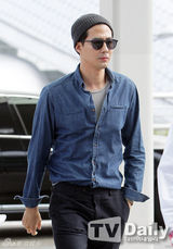 组图：韩星赵寅成赴大马 仔衫针织帽显帅气