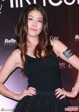 组图：陈慧琳吊带纱裙出镜 台上与萌萝莉互动