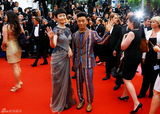 组图：戛纳开幕红毯众星争艳 深V爆乳透视美背
