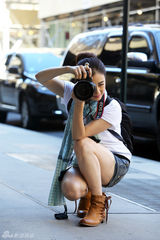 组图：蒋欣纽约创意大片 化身时尚调皮摄影师