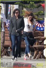 组图：暮光女低胸短袖露小蛮腰 心情放松现赘肉