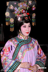 幻灯图：汪明荃舞台剧演慈禧 罗家英饰情人荣禄