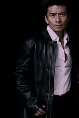 组图：唐文龙硬汉造型拍杂志 眼神犀利展魅力