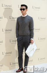 组图：张根硕少女时代等背靓包光鲜出席活动