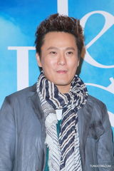 组图：张信哲结束红馆个唱 称健康快乐最重要