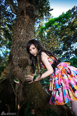 组图：女星徐黛妮秋日户外照 香肩美腿展婀娜身姿