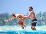 组图：莱昂纳多与性感女友戏水 High到脱泳衣